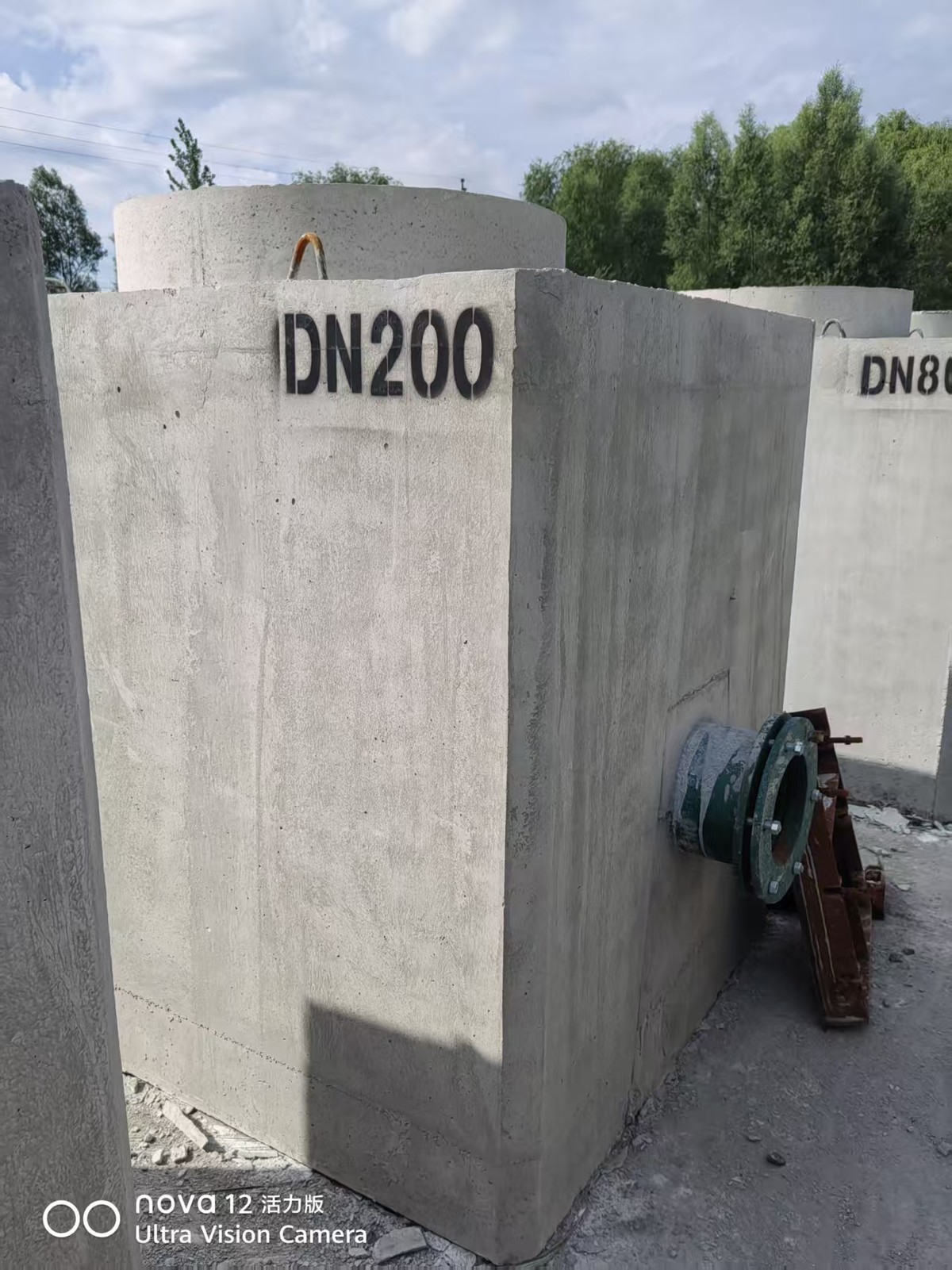 一体成型检查井,井盖井底一起浇筑起到抗渗作用,上面安装的是柔性·防水法兰,起到止水作用,外面刷的防水结晶,也可以刷沥青防水材料 一体成型检查井,井盖井底一起浇筑起到抗渗作用,上面安装的是柔性·防水法兰,起到止水作用,外面刷的防水结晶,也可以刷沥青防水材料